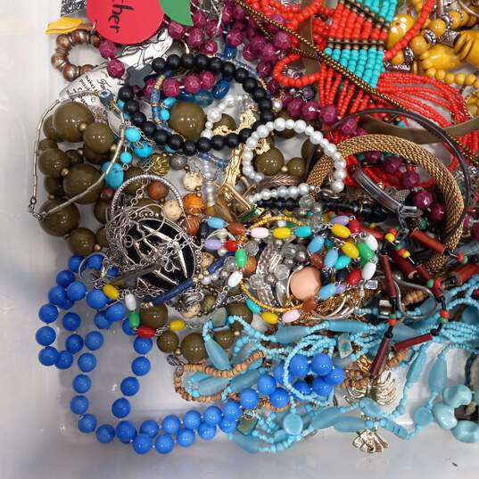 4.7lb Bulk of Mixed Variety Costume Jewelry image number 4