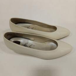 Womens Ivory Leather Almond Toe Pump Heel Slip On Heels Size 7 Wide alternative image