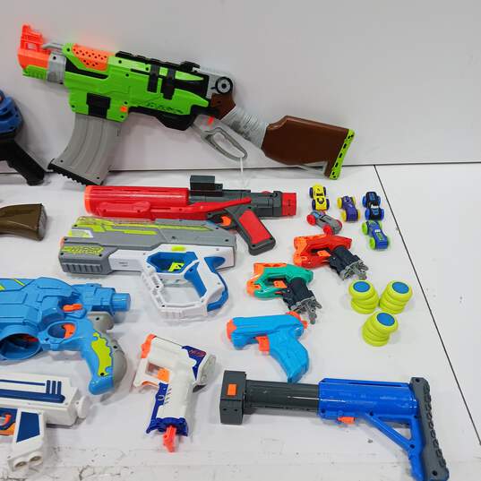 Bundle of Assorted Nerf Blasters, Ammo, & Accessories image number 2