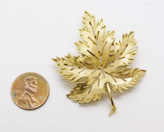 Vintage Crown Trifari Gold Tone Maple Leaf Brooch 15.2g image number 4