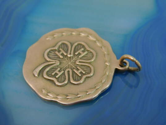 Vintage 10k Yellow Gold Four Leaf Clover Baby Beef Club Etched Charm 6.5g image number 3