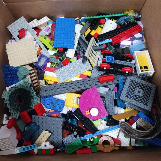 8.9lb Lot of Assorted Lego Building Blocks and Pieces image number 1