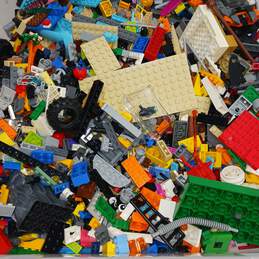 8.5lb Bundle of Mixed Variety Building Blocks and Pieces alternative image