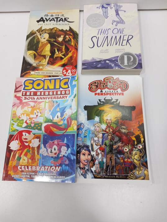 Bundle of 12 Assorted Graphic Novels image number 2