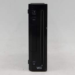 Nintendo Wii w/ 1 Controller and 2 Games alternative image