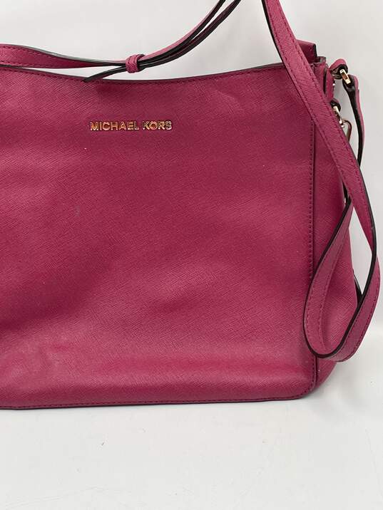 Womens Magenta Leather Inner Pockets Logo Adjustable Strap Crossbody Bag image number 2