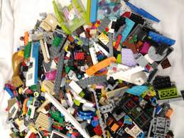6.5lbs of Assorted Building Lego Bricks alternative image