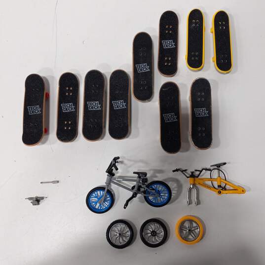 Tech Deck Playsets w/10 Boards, 2 Bikes, & Other Accessories image number 3