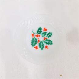 Vintage Termocrisa Crisa Christmas Holly Berry Milk Glass Dinner Plates Set of 5 alternative image