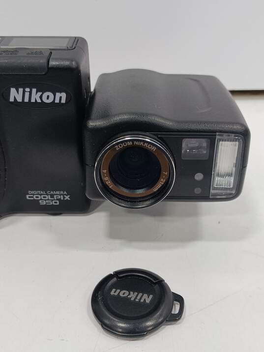 Black Nikon Coolpix E 950 Digital Camera W/Instructions image number 3