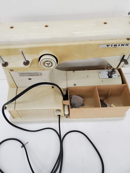 VTG Viking 6010 Sewing Machine Parts/repair image number 4