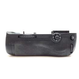 Vivitar VIV-PG-D610 | Powered Battery Grip for Nikon D610 alternative image