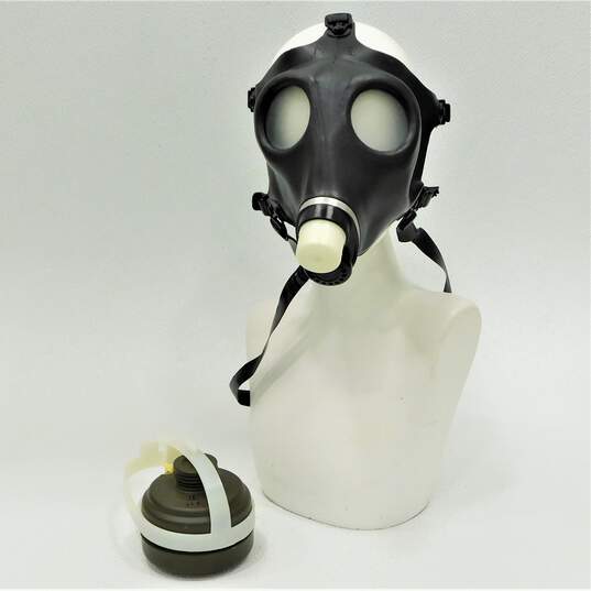 Israeli Vintage 1970's Gas Mask with filter Size Medium image number 1