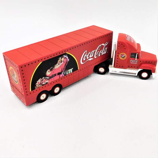 Vintage Coca Cola 2001 Santa Pack Christmas Red Semi Truck Lights Up W/Lunchbox image number 6