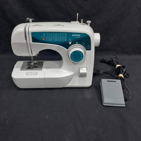 White Brother Sewing Machine w/ Foot Pedal image number 1