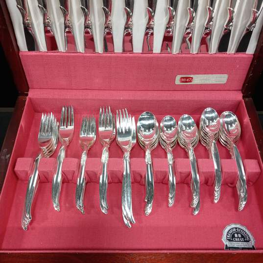 1847 Rogers Bros America's Finest Silverplate Flatware Set In Tarnish-Resisting Chest image number 3