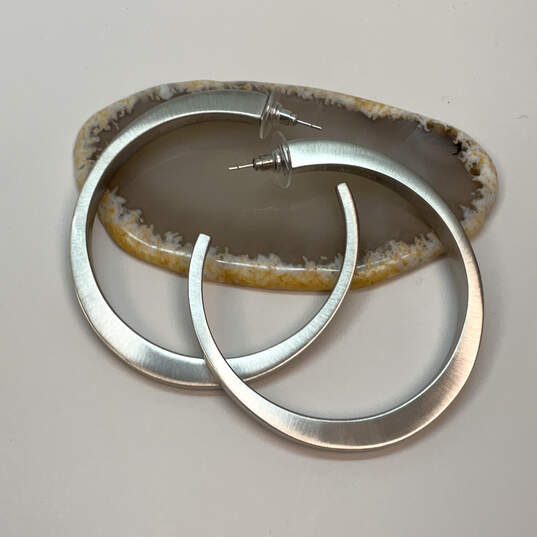 Designer Kendra Scott Silver-Tone Secure Lock Back Open Hoop Earrings image number 3
