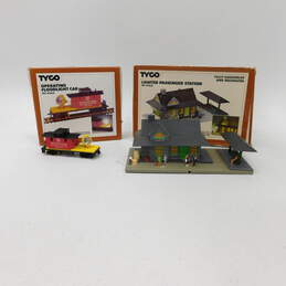 Vintage Tyco Lighted Passenger Station & Operating Floodlight Car HO Scale IOB