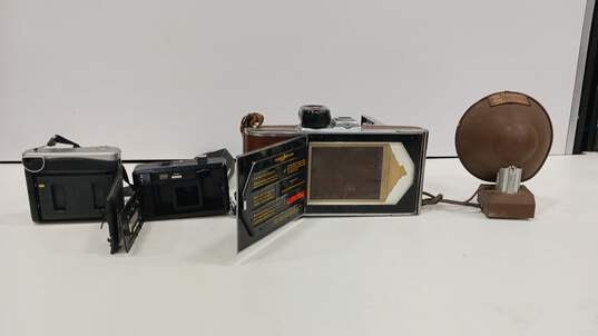 Lot of Vintage Cameras, Lenses, Flashes, And Cases image number 3