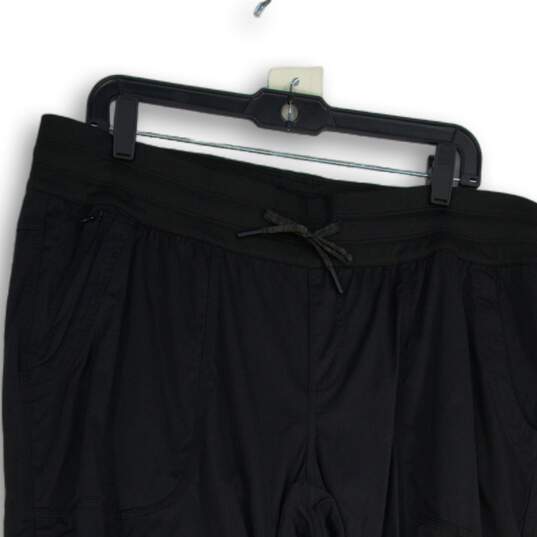 NWT Womens Black Elastic Waist Standard Fit Straight Leg Pull-On Capri Pants XL image number 3