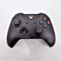 3 Microsoft Xbox One Controllers alternative image