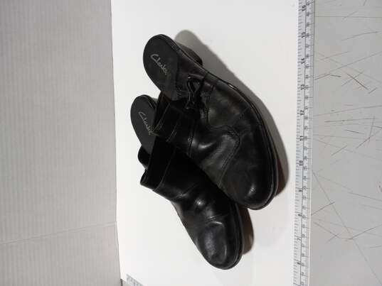 Women's Black Close-Toed Heels Size 8 image number 2