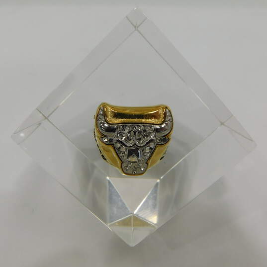 1996-97 Chicago Bulls Championship Replica Ring in Lucite By Jostens image number 1