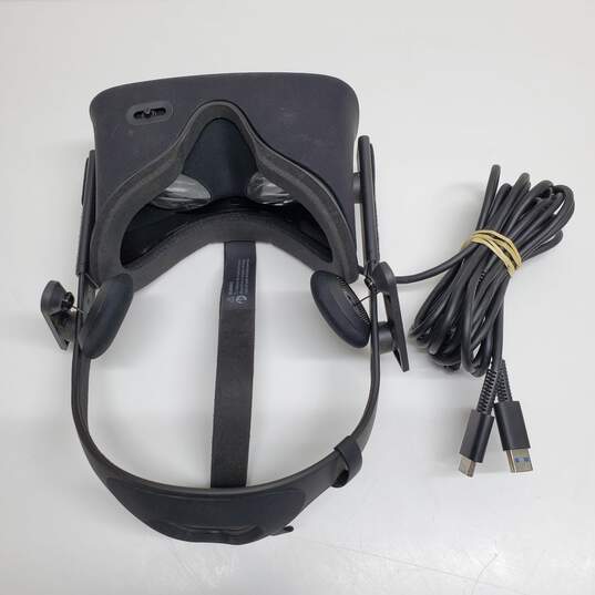 Oculus VR Headset With Controllers image number 2