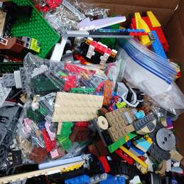 7.5lb Bundle of Assorted Plastic Toy Building Blocks and Pieces alternative image