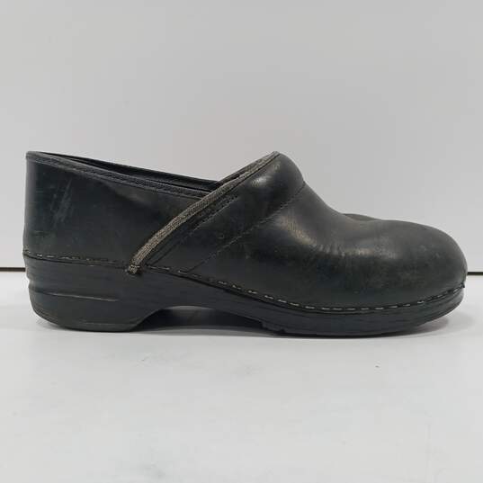 Unisex Black Leather Clogs Size 42 image number 3
