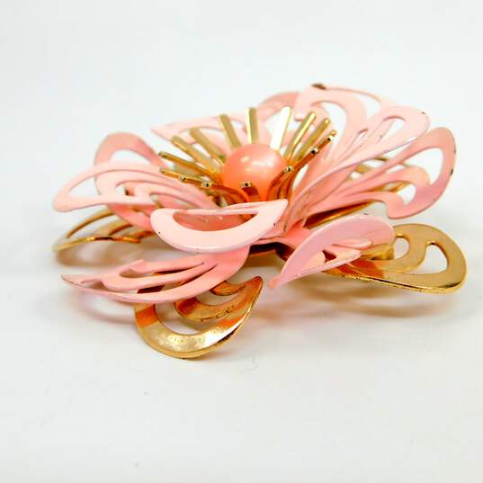 Vintage Emmons Gold Tone & Pink Enamel Swirl Flower Clip-On Earrings & Brooch Demi Parure 34.2g image number 7