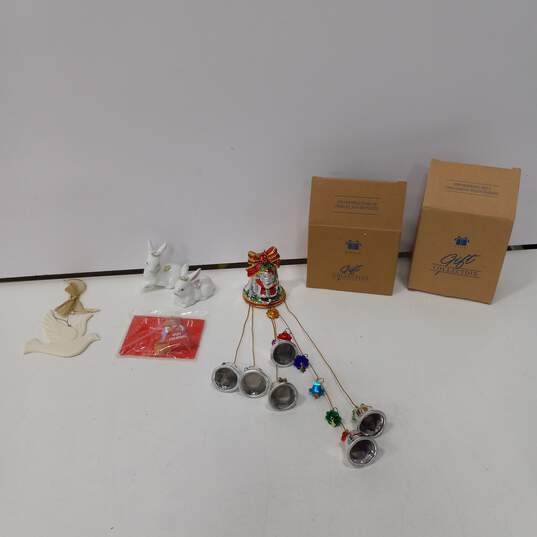 4pc. Lot of Assorted Avon Christmas Decorations image number 6