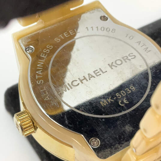 Designer Michael Kors Jet Set Horn 5039 Gold-Tone Round Analog Wristwatch image number 4