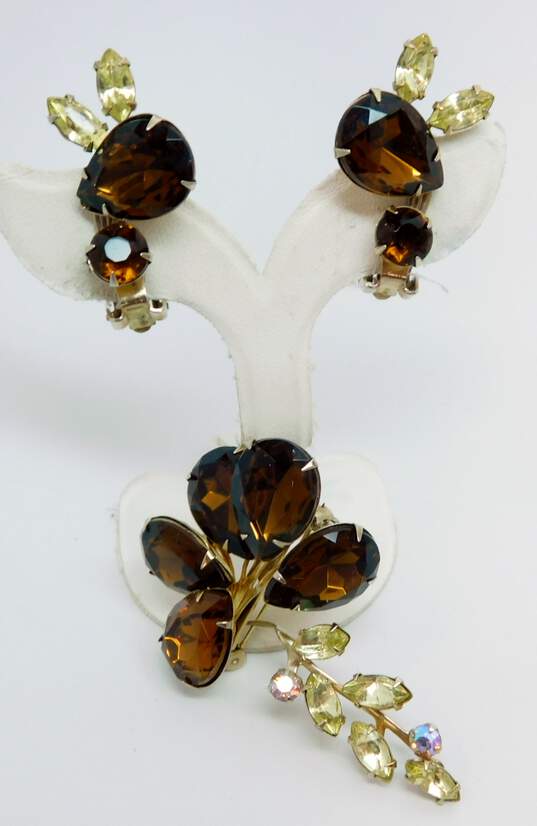 Vintage Goldtone Icy Brown Yellow & Pink Aurora Borealis Rhinestones Leaf Clip On Earrings & Brooch 24.2g image number 1