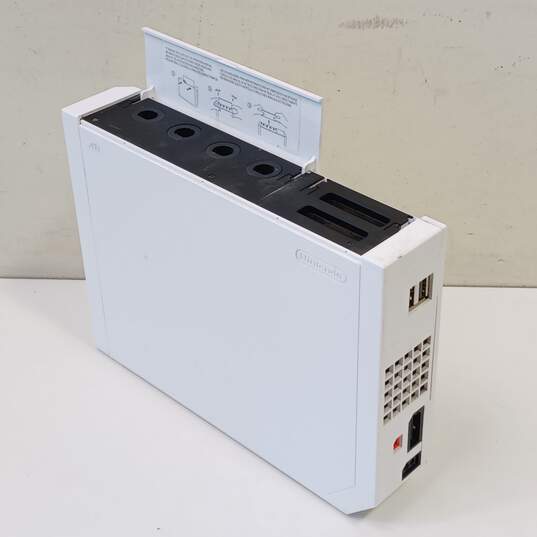 Nintnedo Wii Console Bundle & Gameboy Battery Pack image number 2
