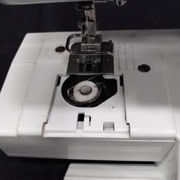 Singer M1000 Mini Portable Sewing Machine alternative image
