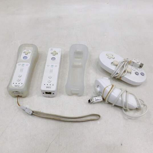 Nintendo Wii w/ 2 Games Mini Golf Resort image number 8