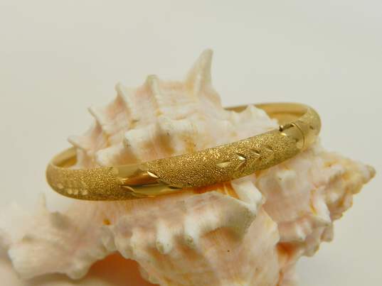 Romantic 14K Yellow Gold Brushed & Etched Hinged Bangle Bracelet 9.0g image number 1