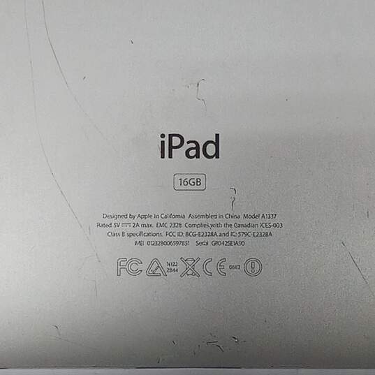 Gray Apple iPad Model A1337 16GB Tablet image number 3