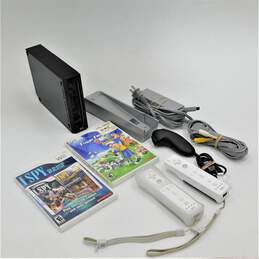 Nintendo Wii With 2 Controllers and 2 Games