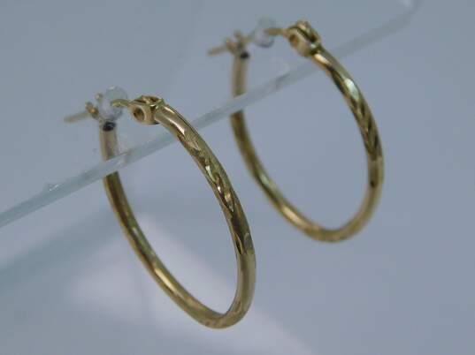 14K Yellow Gold Textured Hoop Earrings 1.0g image number 1