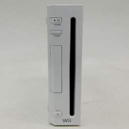 Nintendo Wii w/ 2 Games and 2 Controllers alternative image
