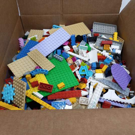 8.5lbs of Assorted Mixed Building Blocks image number 3