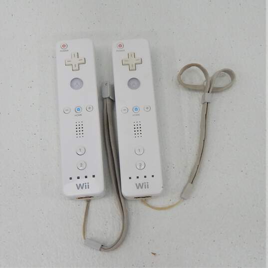 Nintendo Wii w/2 Controllers and 2 Nunchuks image number 12