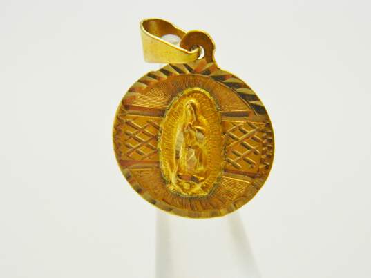 14K Yellow Gold Mother Mary Pendant Medallion 1.4g image number 4