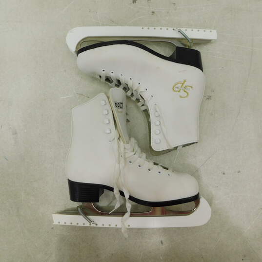 Jamie Sale David Pelletier White Leather CCM Pirouette Women's Size 5 Ice Skates image number 4