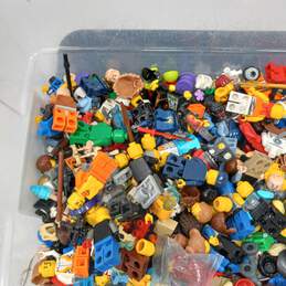 1.8Lbs of Lego Minifigures Bulk Mixed Lot alternative image