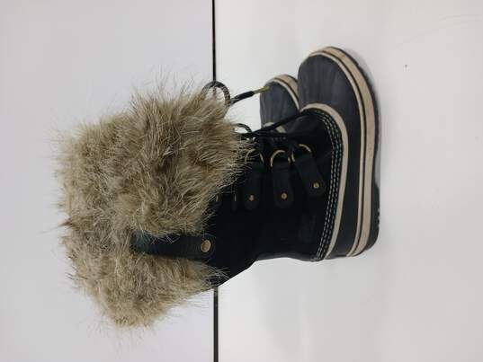 Women's Black Winter Boots Size 6 image number 4