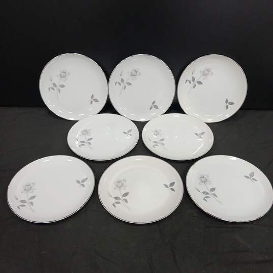 Bundle of 8 White Queens Royal Plates image number 1