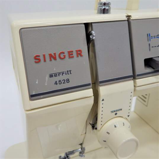 Singer Electric Sewing Machine 4528C w/ Accessories & Manual image number 5